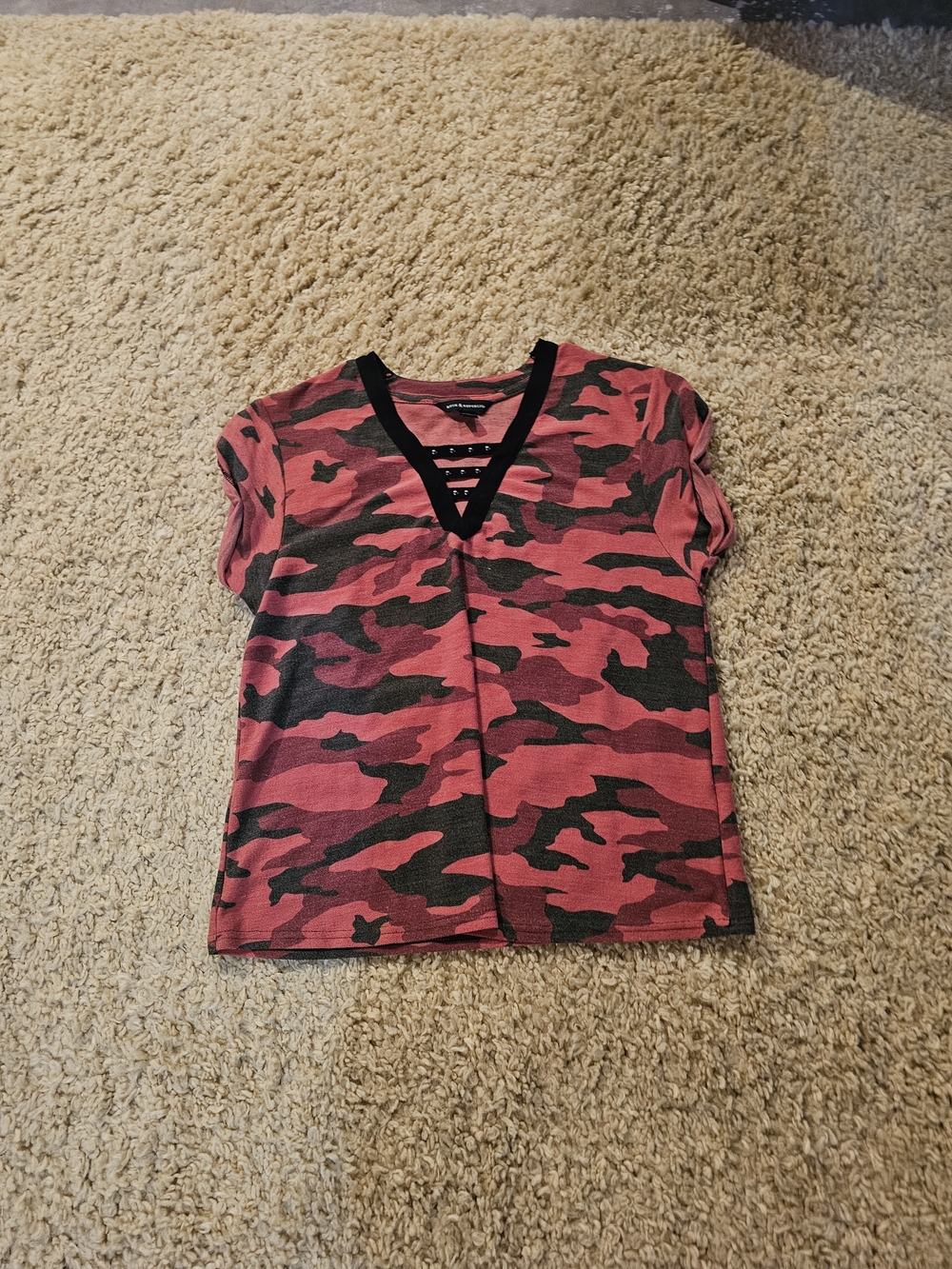 Rock & Republic Pink Camo V-Neck Short Sleeve Top with Black Trim